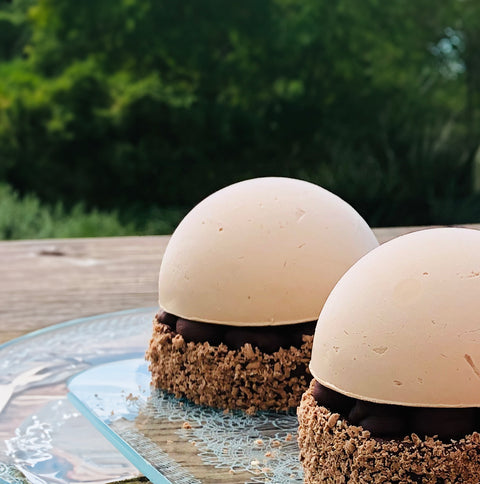 A wide range of high end modern & classic cakes.